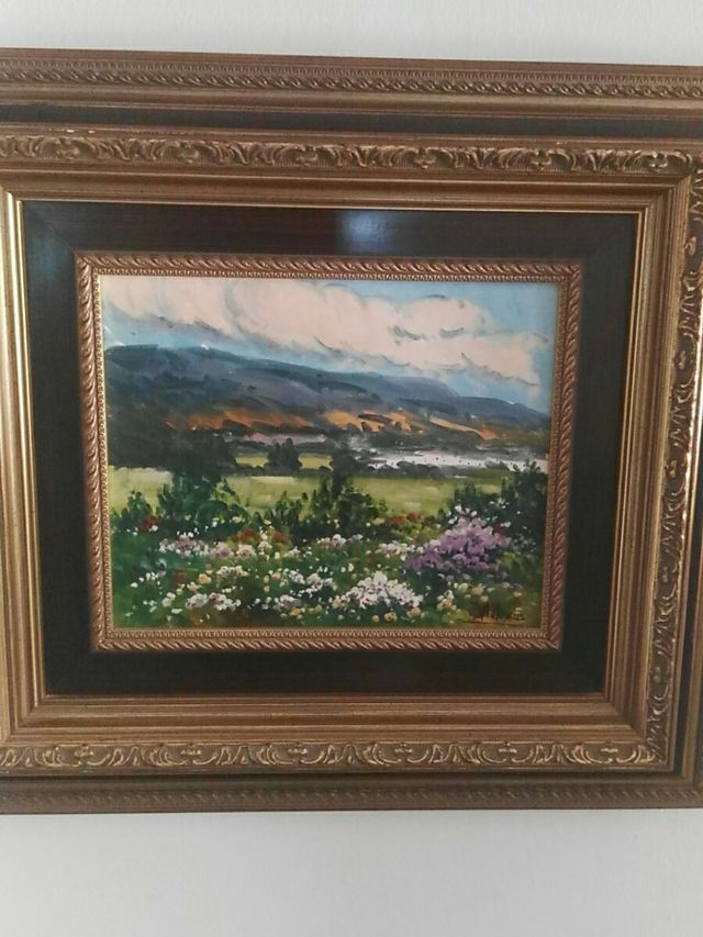 Cuadro con pintura al óleo enmarcada.