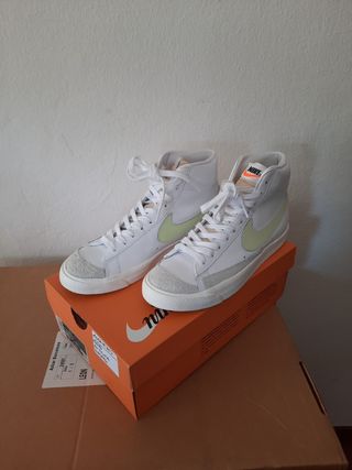 NIKE W BLAZER MID \\'77. Talla 42 de segunda mano por 90 EUR en Armunia en  WALLAPOP