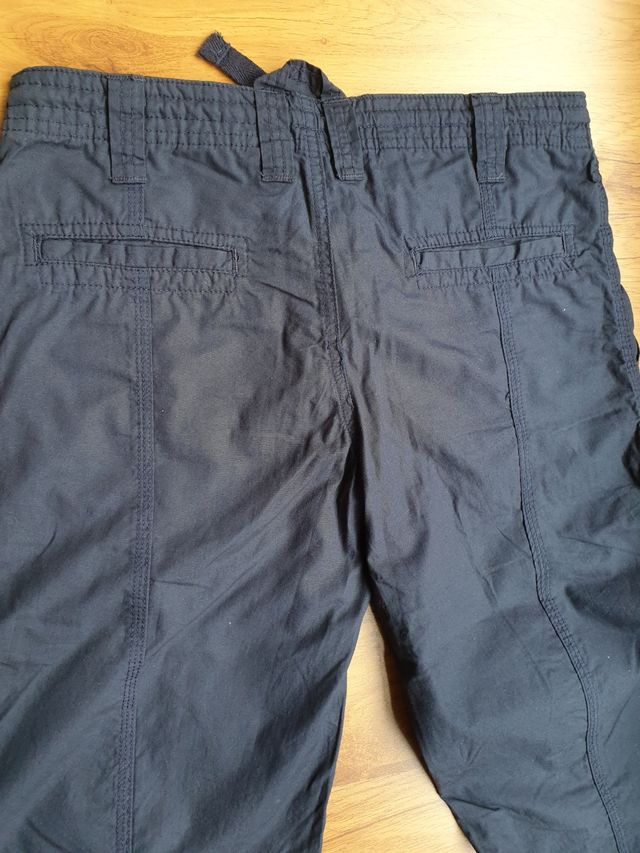 Pantalon casual azul marino. Mango