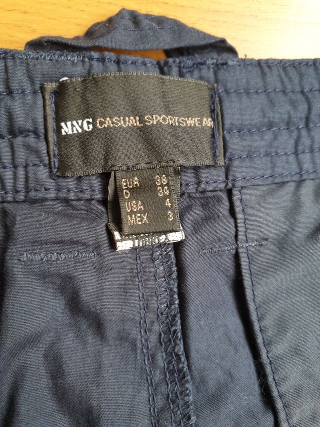 Pantalon casual azul marino. Mango