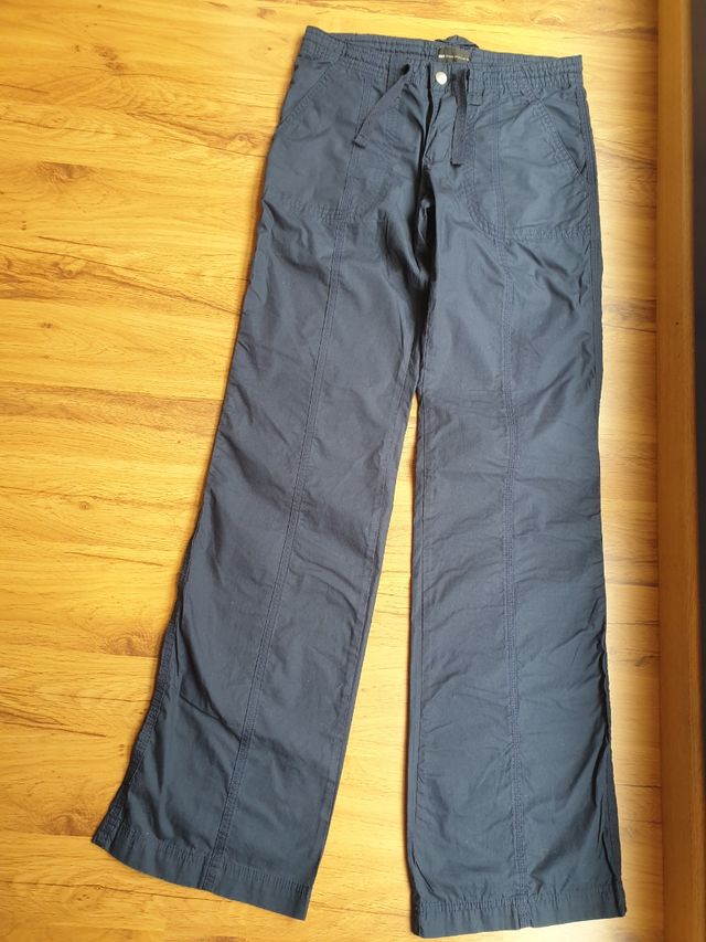 Pantalon casual azul marino. Mango