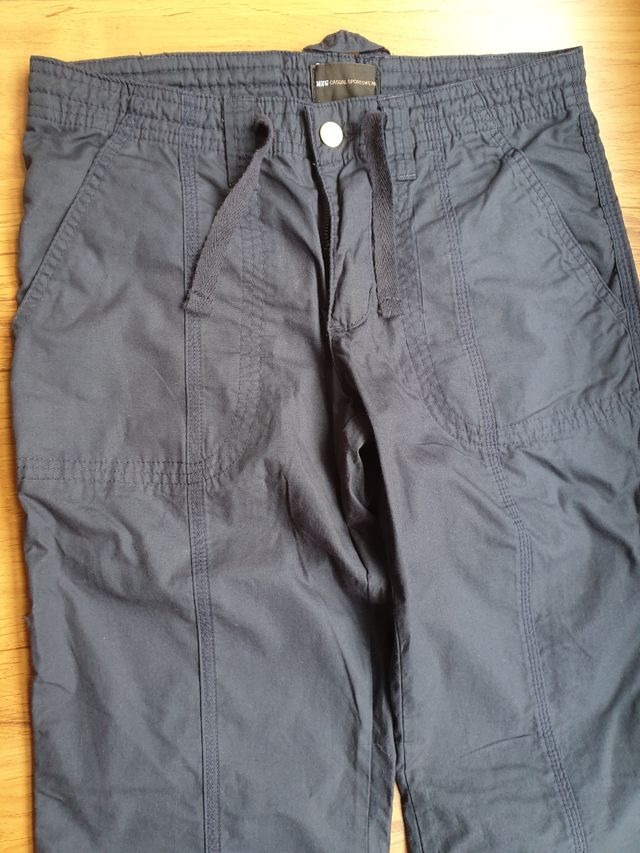 Pantalon casual azul marino. Mango
