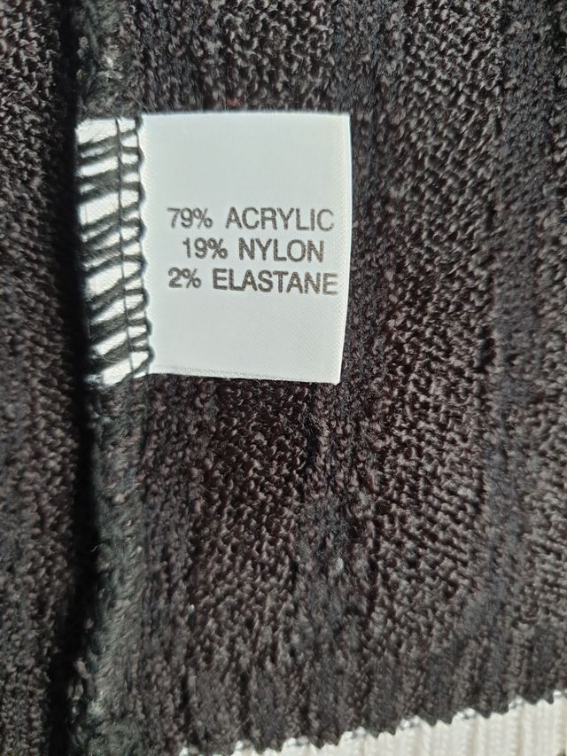 Camiseta de punto negra y blanca