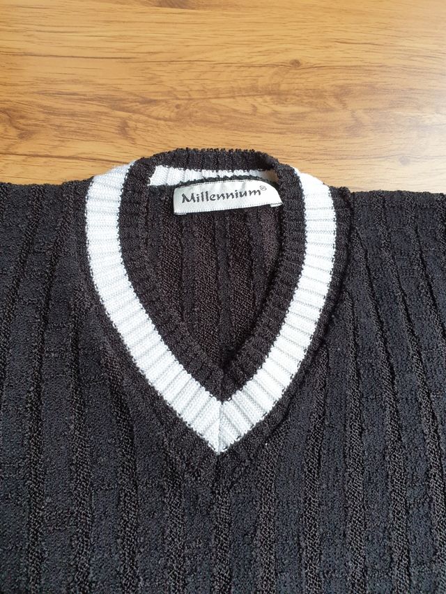 Camiseta de punto negra y blanca