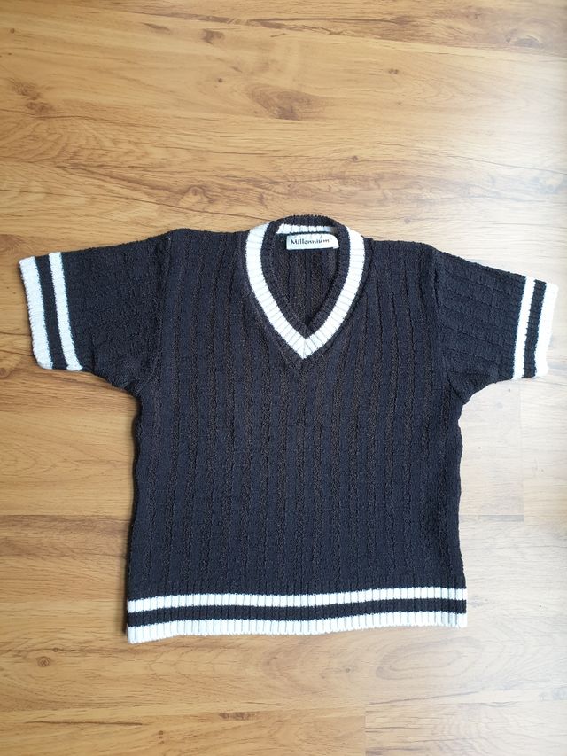 Camiseta de punto negra y blanca