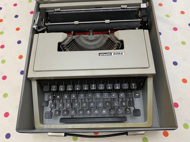 Máquina de escribir Olivetti Dora