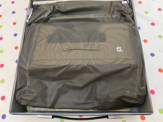 Máquina de escribir Olivetti Dora