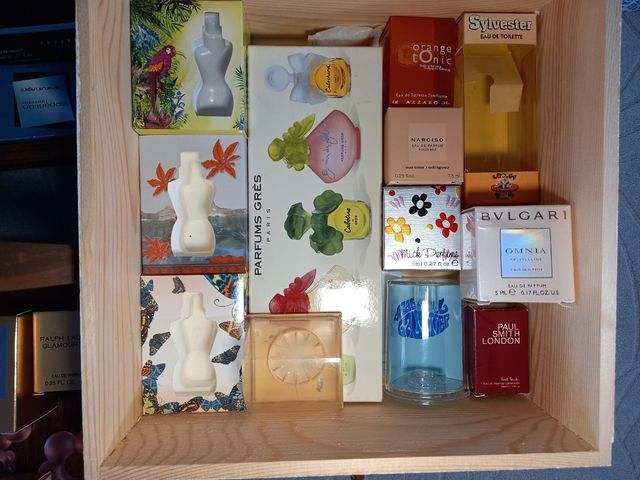 scatole di profumo in miniatura vuote