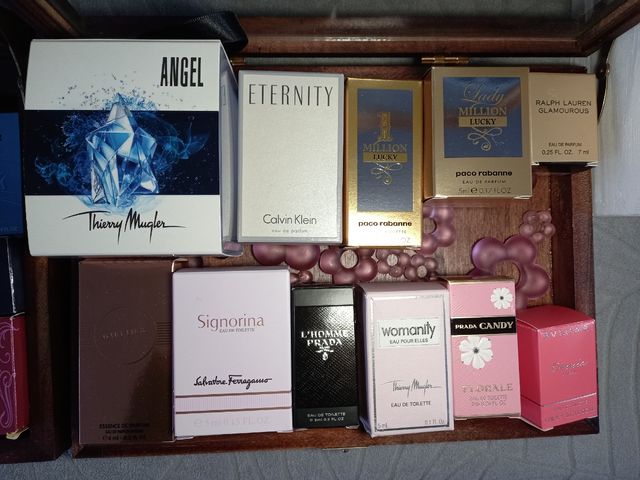 scatole di profumo in miniatura vuote