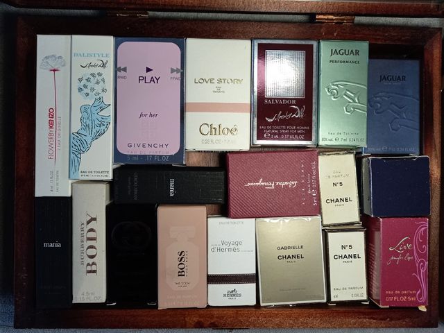 scatole di profumo in miniatura vuote