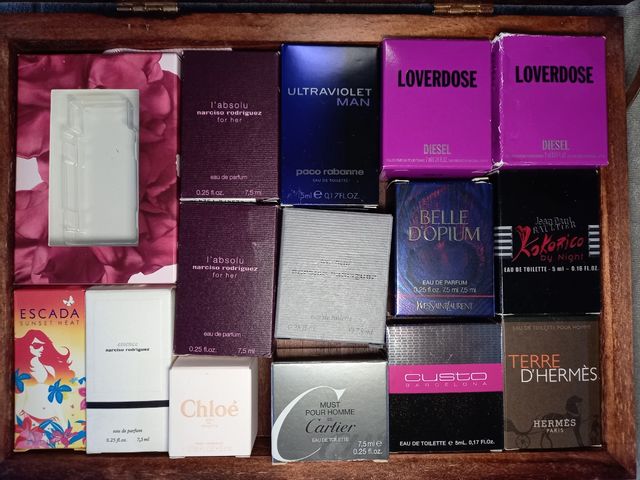 scatole di profumo in miniatura vuote