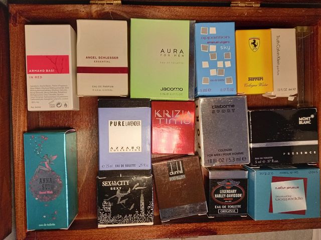 scatole di profumo in miniatura vuote