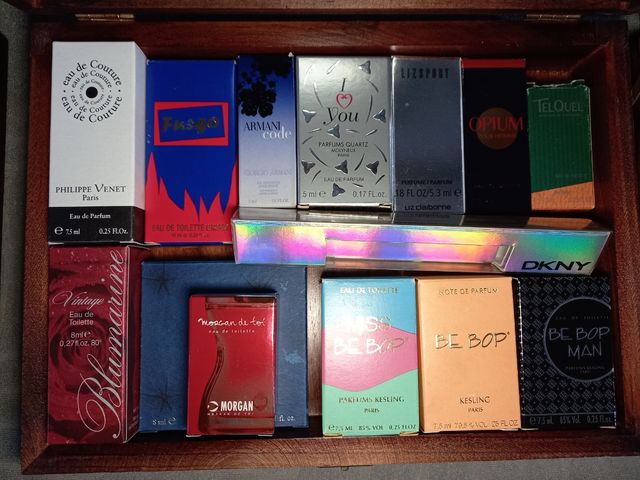 scatole di profumo in miniatura vuote