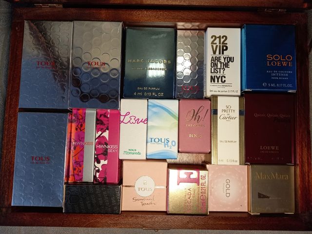 scatole di profumo in miniatura vuote