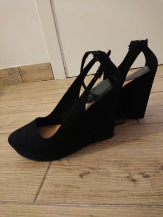 Botines Stradivarius con cuña de segunda mano en A Coruña en WALLAPOP