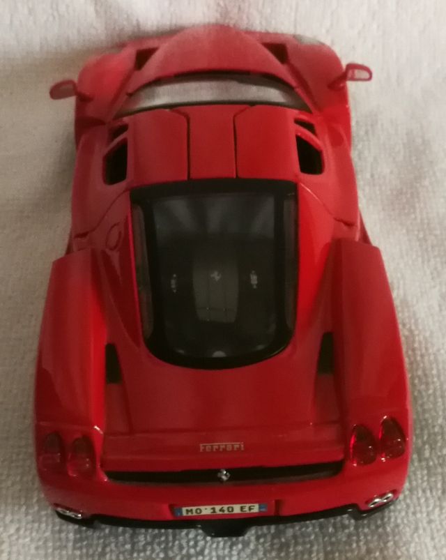 Ferrari Enzo a escala 1:24 de Maisto