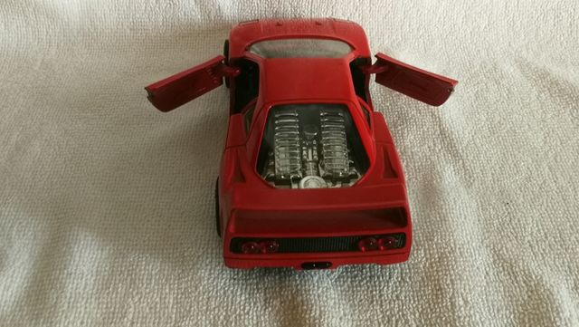 Ferrari F40 1:24 de Mira