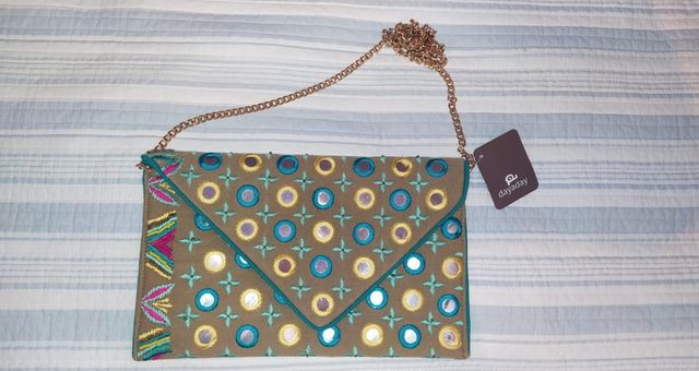 Cartera bolso bordado y con cadena