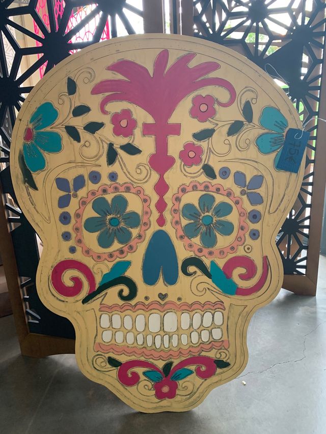 Calavera de madera pintada