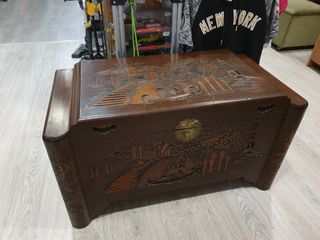 Antiguo baul tallado a mano con motivos orientales