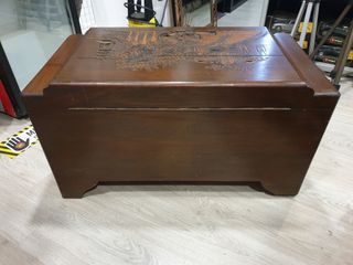 Antiguo baul tallado a mano con motivos orientales