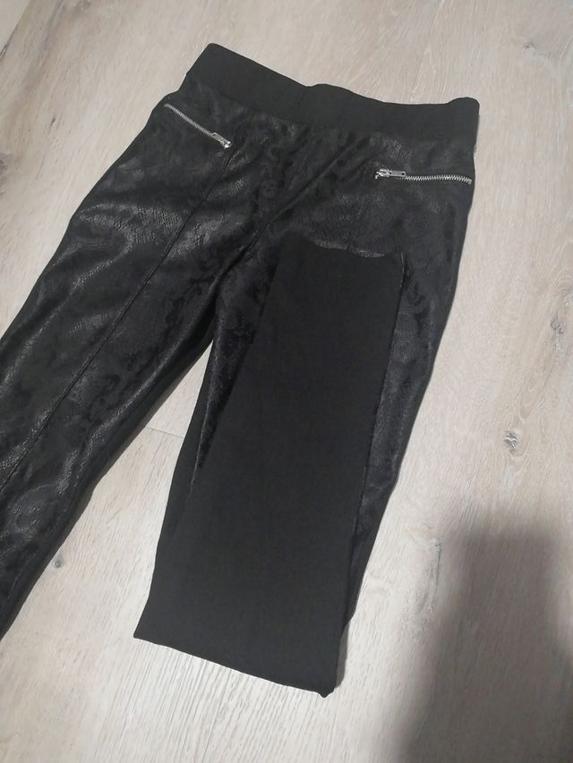 Pitillo elástico y leggins de Bershka