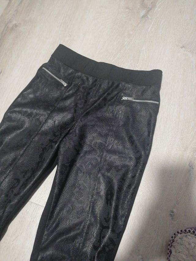 Pitillo elástico y leggins de Bershka
