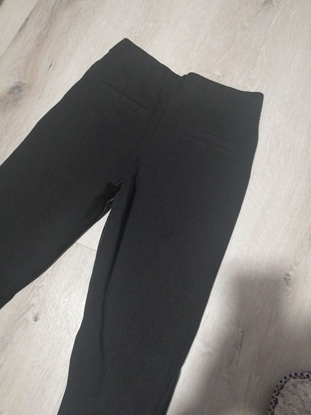 Pitillo elástico y leggins de Bershka