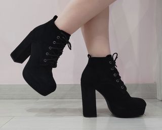 Botines plataforma cordones negros 39 de segunda mano por 10 EUR en Madrid  en WALLAPOP