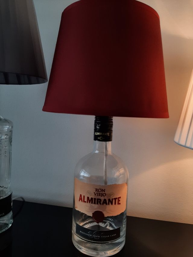 Lampade fatte a mano con bottiglie.