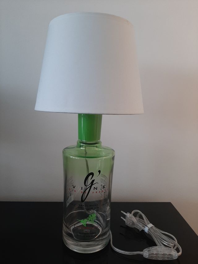 Lampade fatte a mano con bottiglie.