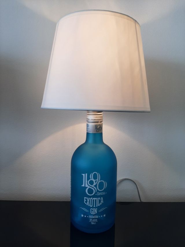 Lampade fatte a mano con bottiglie.