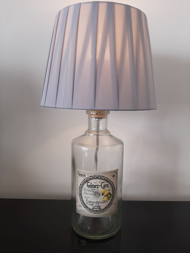 Lampade fatte a mano con bottiglie.