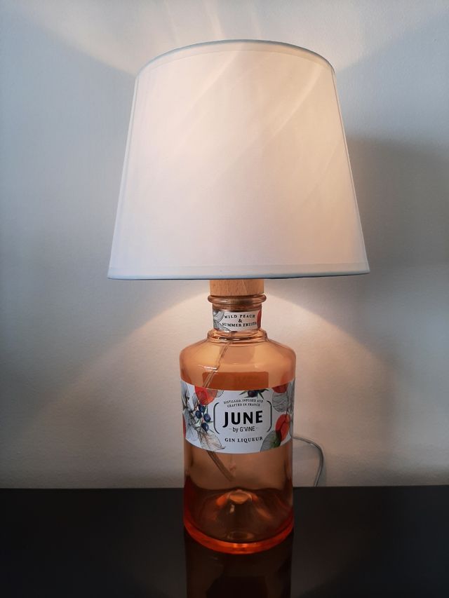 Lampade fatte a mano con bottiglie.