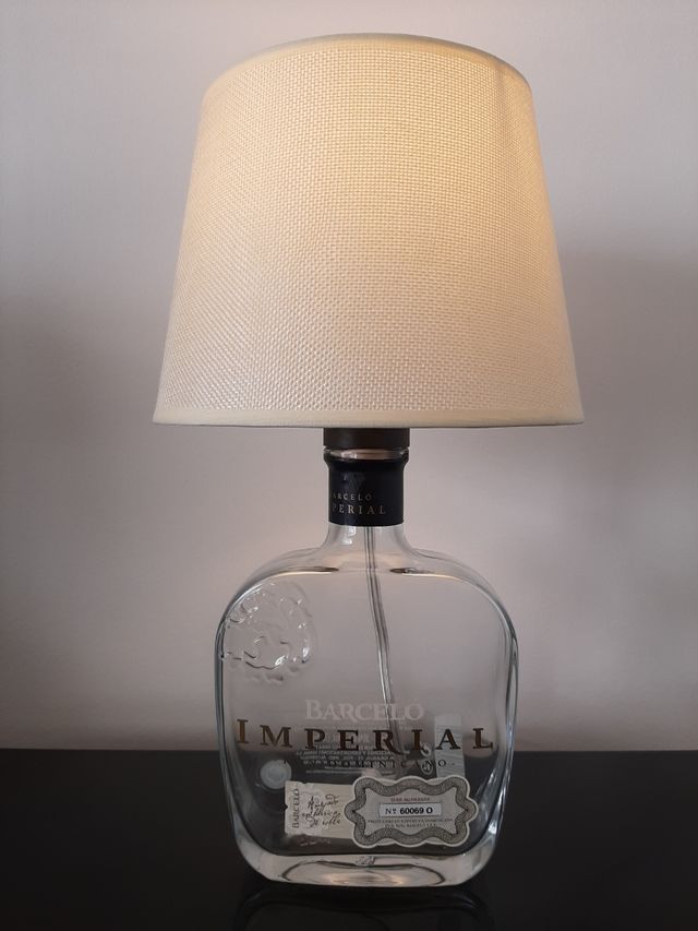 Lampade fatte a mano con bottiglie.