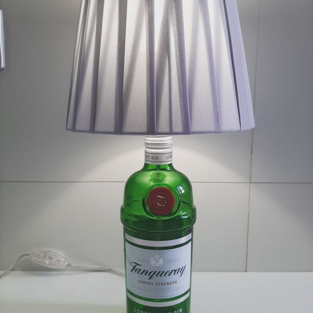 Lampade fatte a mano con bottiglie.