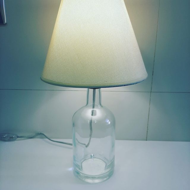 Lampade fatte a mano con bottiglie.