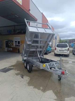 Remolque NUEVO BASCULANTE ELÉCTRICO BATERÍA.