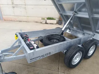 Remolque NUEVO BASCULANTE ELÉCTRICO BATERÍA.