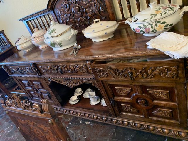 Mueble de madera maciza