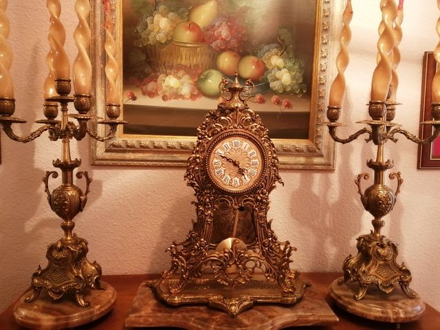 RELOJ CON CANDELABROS A JUEGO