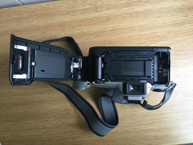 Cámara analogica Nikon F65 + Nikon AF 28-80mm.