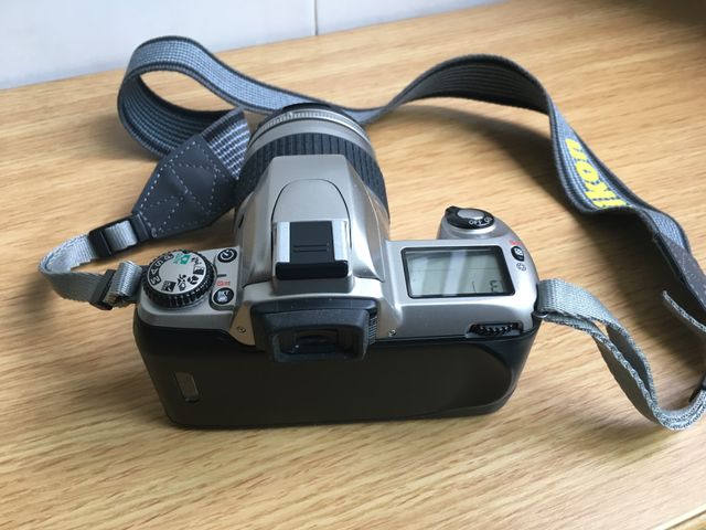 Cámara analogica Nikon F65 + Nikon AF 28-80mm.