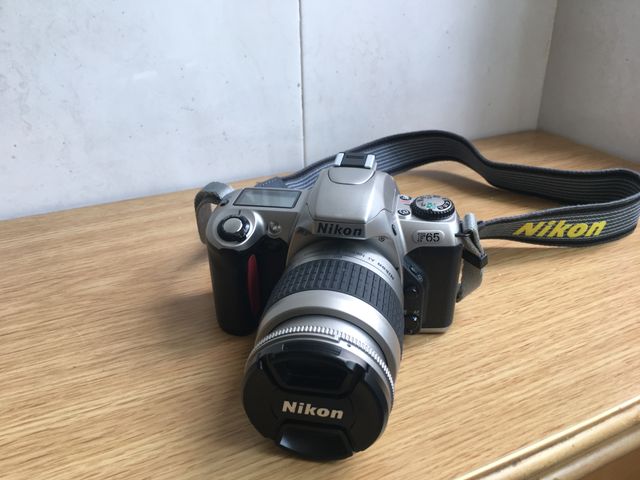 Cámara analogica Nikon F65 + Nikon AF 28-80mm.
