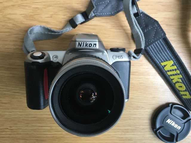 Cámara analogica Nikon F65 + Nikon AF 28-80mm.