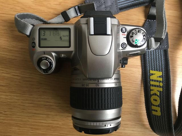Cámara analogica Nikon F65 + Nikon AF 28-80mm.