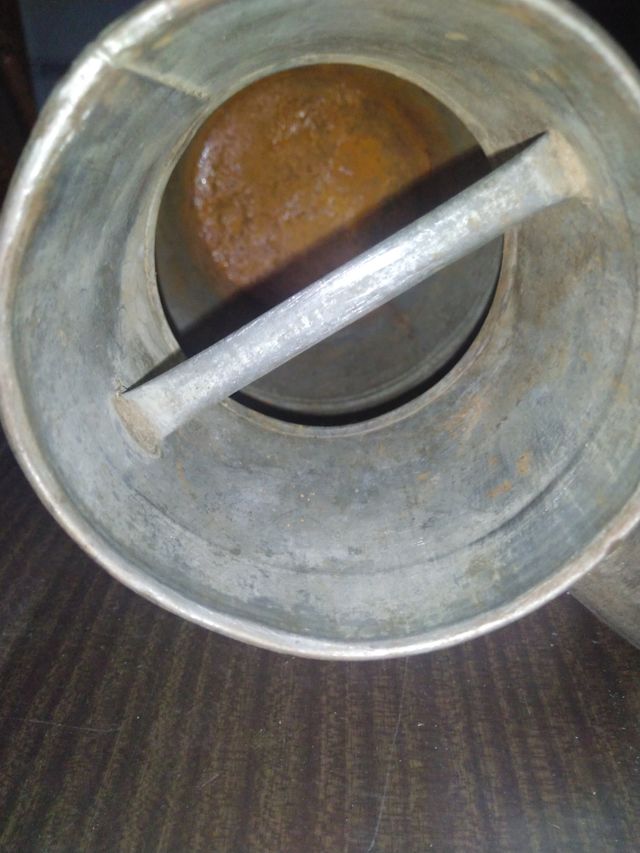 Preciosa y Antigua aceitera metálica.