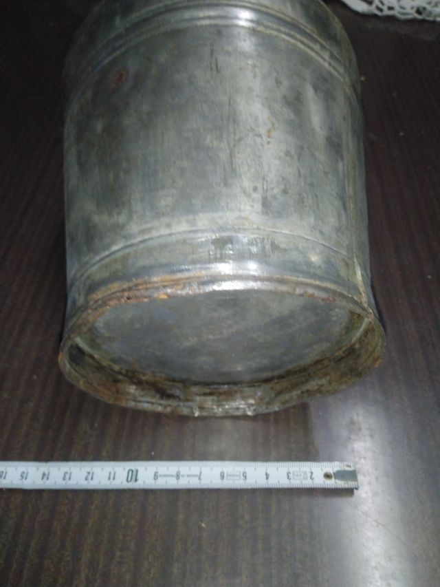 Preciosa y Antigua aceitera metálica.