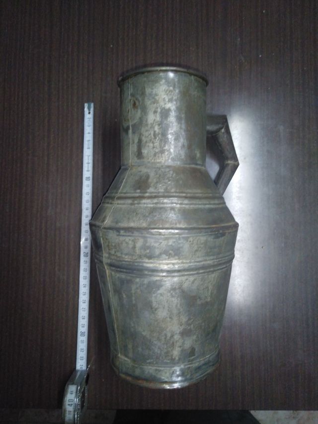 Preciosa y Antigua aceitera metálica.