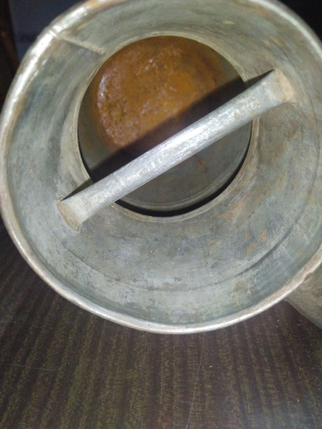 Preciosa y Antigua aceitera metálica.